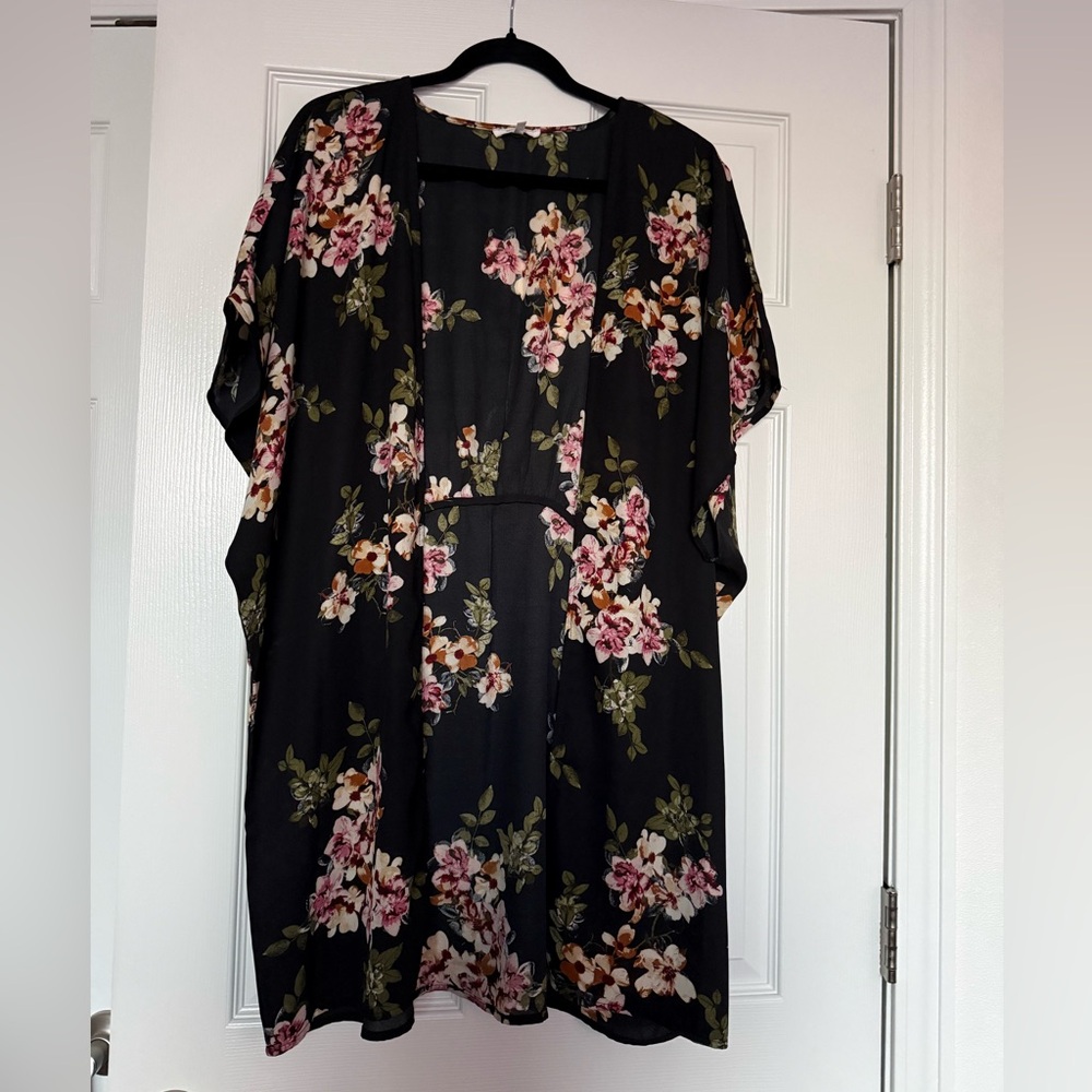 MAURICES BLACK FLORAL KIMONO